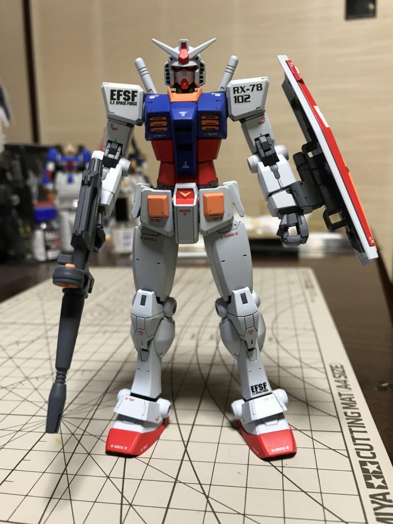 ライフルとシールドを持たせてみました。　　　シールドが小ぶりで何か可愛げ？