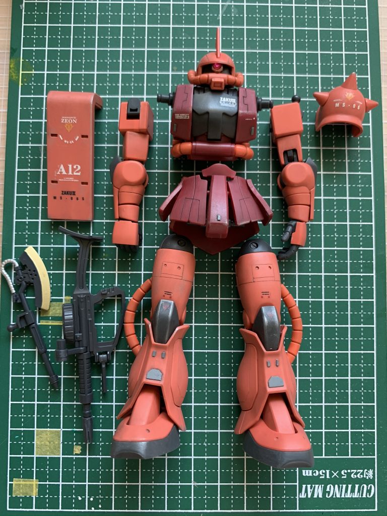 軽くウォッシングして質感を重い感じに仕上げてます！モノアイはメタルパーツに置き換えてます。あとは筋彫りやプラ板でのディティールアップをしましたが今回はやらなくてもよかったかも、、、少し後悔ですが完成してよかった！