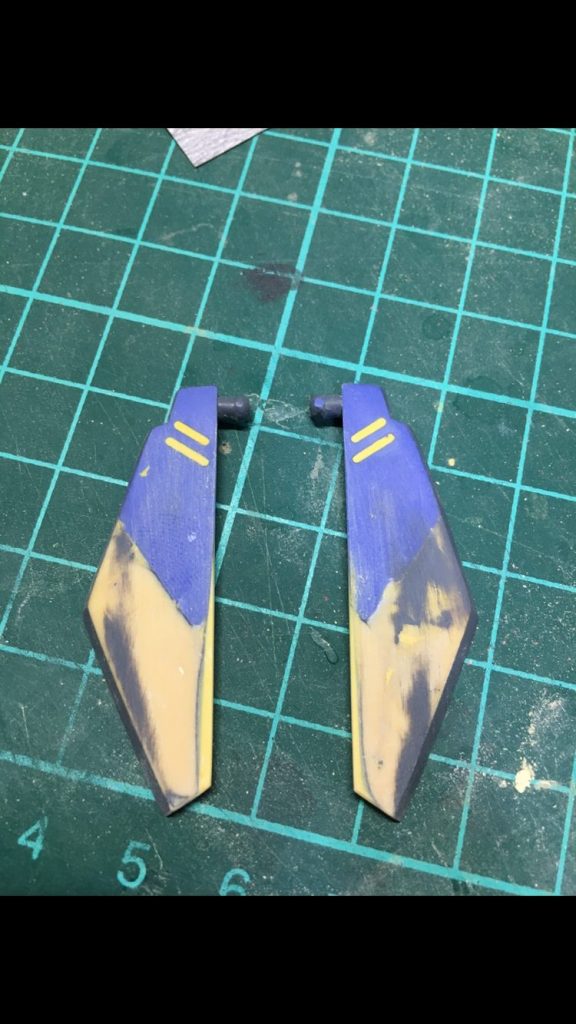 どうやら歪んでいたらしく、プラ板でガイドを作ってパテで矯正しました