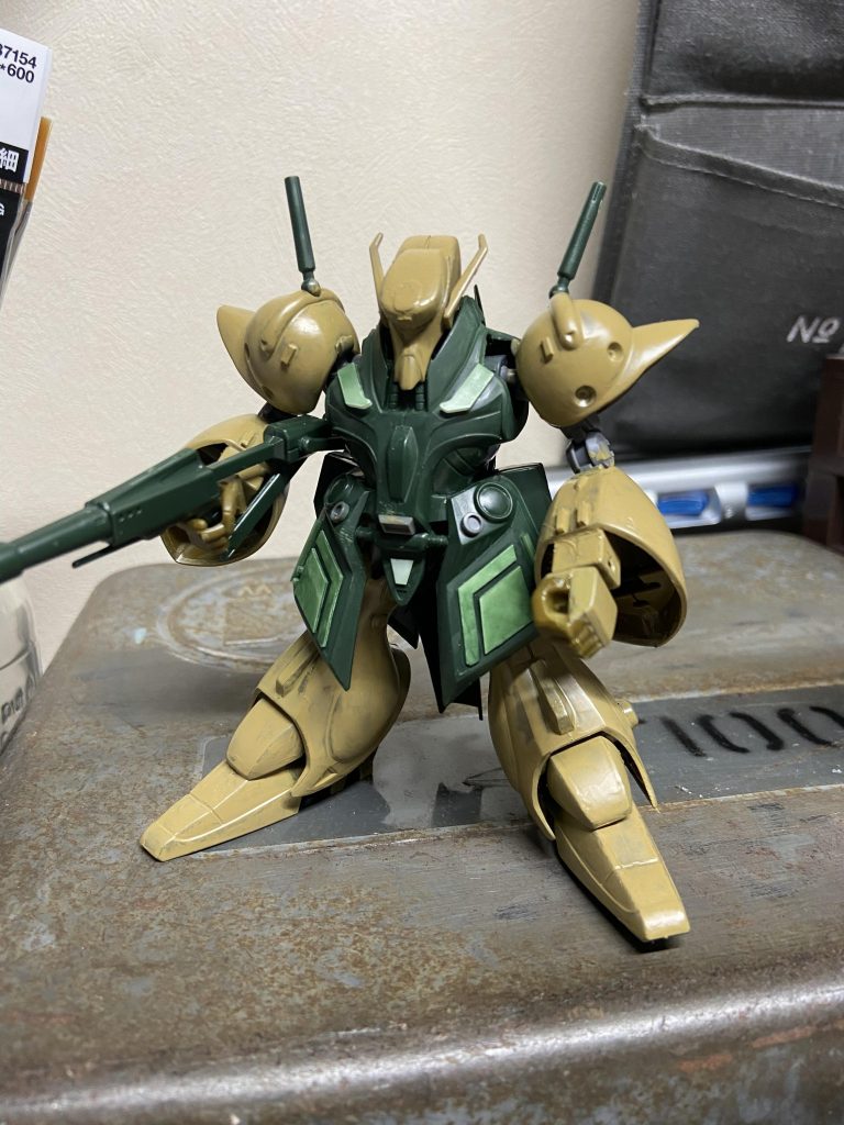 筆、エナメル全塗装は初めて!乾燥を待てないせっかちさんには非常に難しい。笑 ダメだーと思っても乾いたら意外と落ち着いたりするんですよねー。画像は没案。きれいなんですが、デザートカラーっぽくなってしまい、これじゃないなぁと。結局ブラウンにチタンゴールドのドライブラシ、ポイントでクリアイエローを乗せるで行きました。部分塗装、艶消しでしまいです。