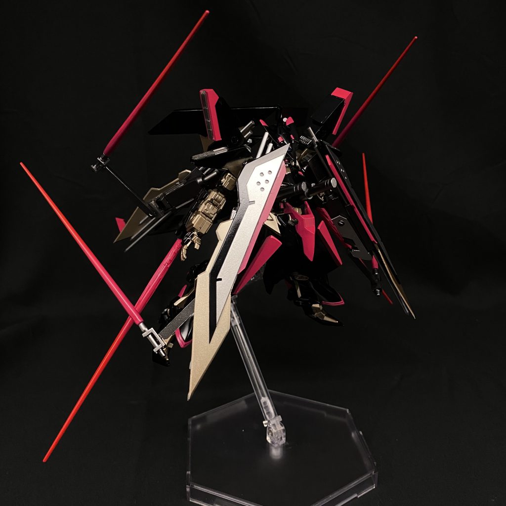 サブアームを展開させてビームサーベルは6刀流まで可能です。