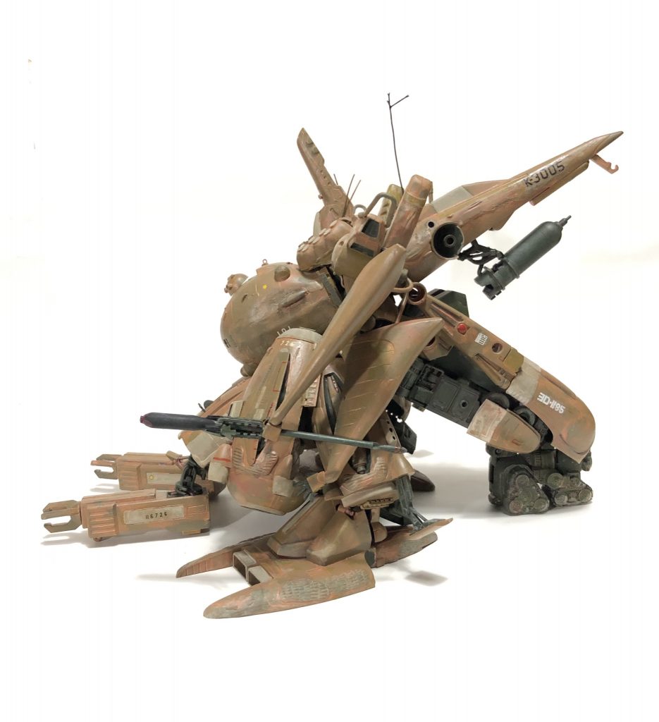 よこ機体は巨大だがミノフスキークラフトのホバーによる高速移動をこなし戦場を滑る様に移動するため地上走破性はかなり高い。なお機体が重すぎるためメンテナンス時は脚、サブアーム、後部スカートの五点で支える。