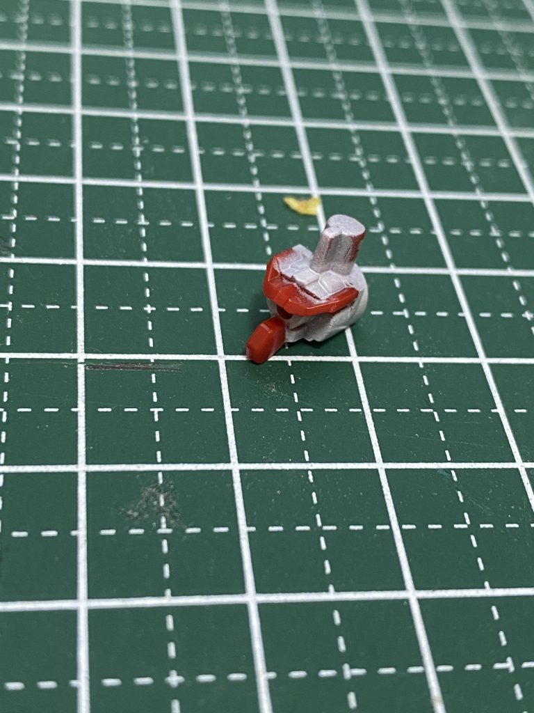 顔は透けて赤ら顔にならない様に部分的にサフとホワイト