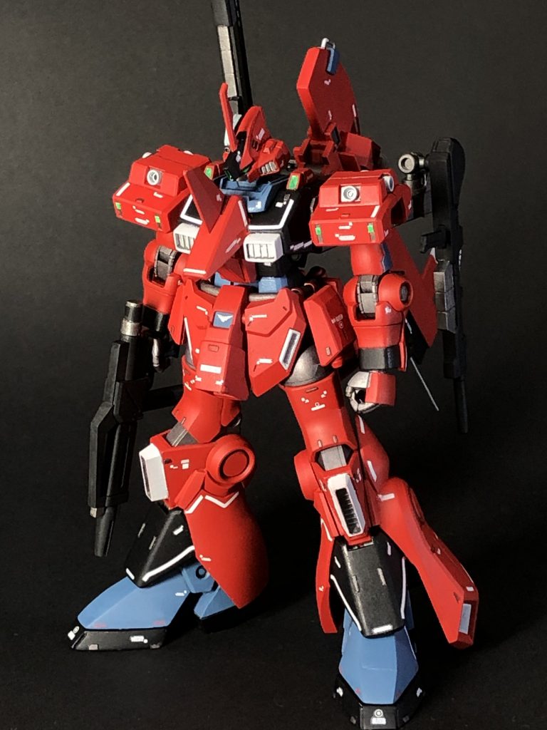 脚部ふくらはぎのパーツはRE1/100ガンダムMk-Ⅲから。つま先部分はプラバンとパテで形状変更しています。