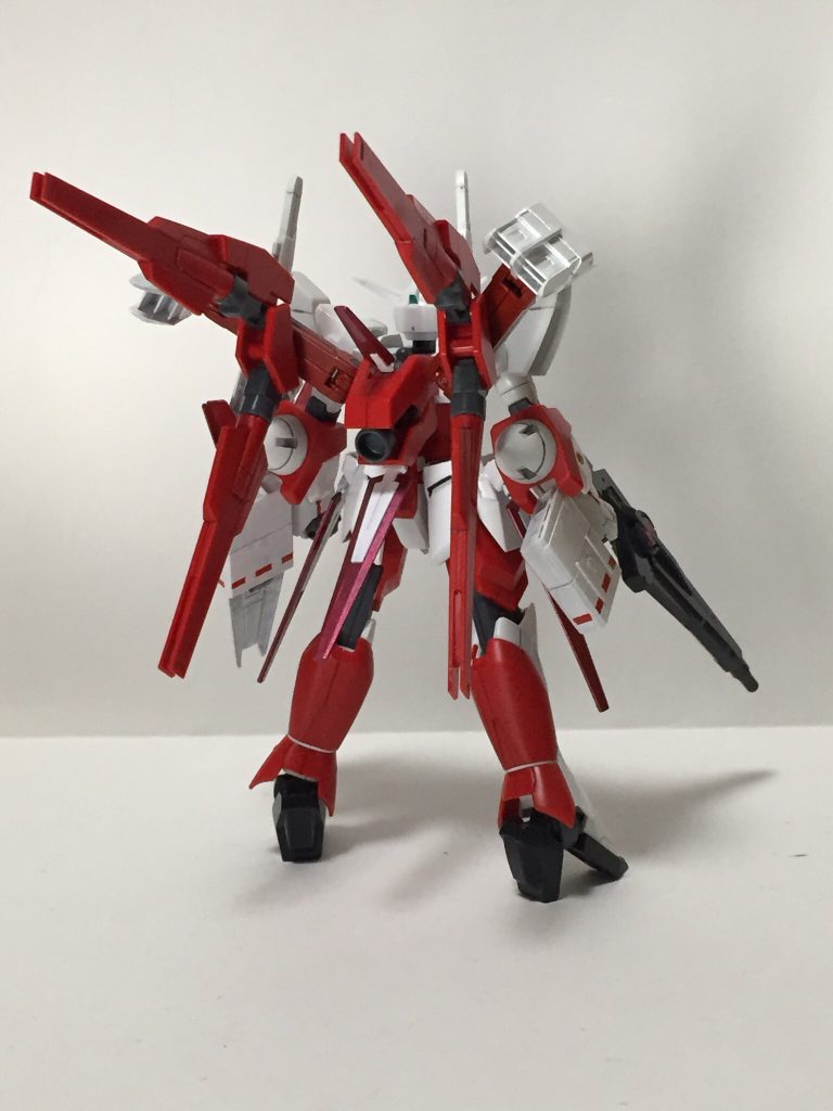 リボーンズキャノンの頭部も排除し、代わりに余っていたC-ファンネルを装備。大型GNファングも霊夢のリボンに見立てています。