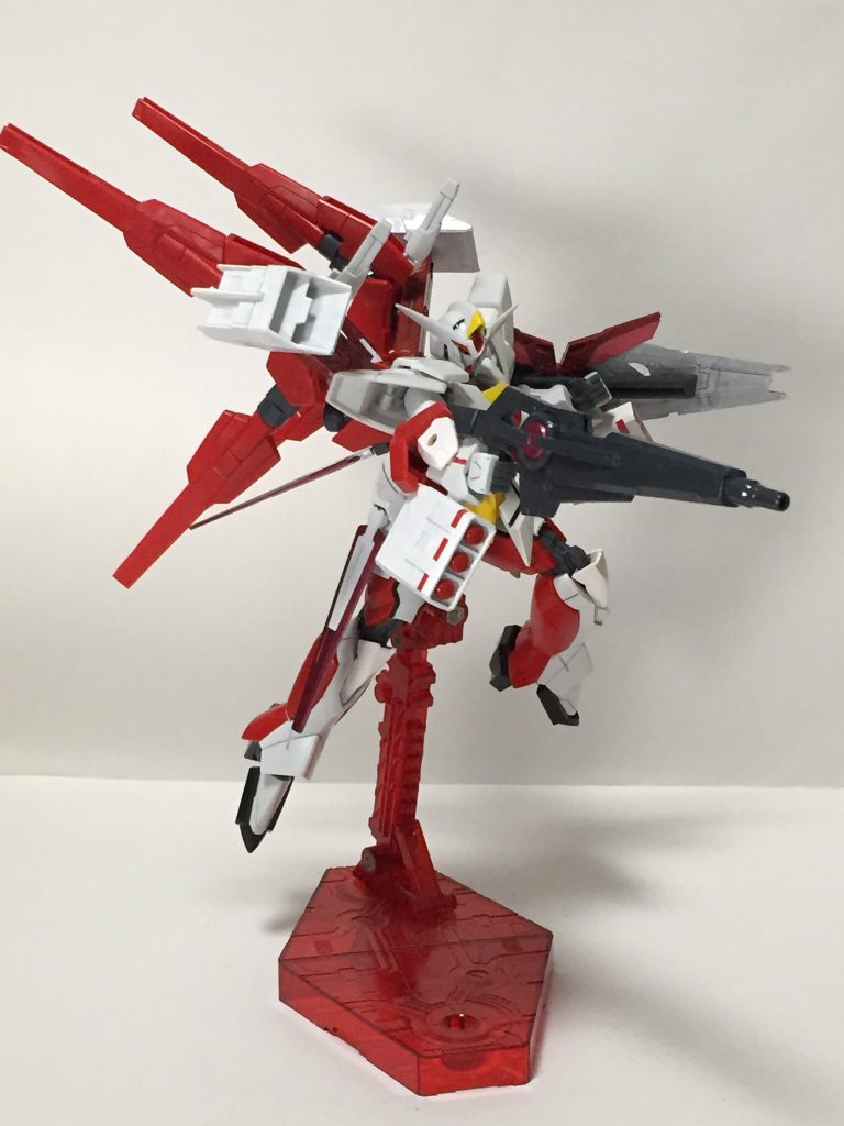 主力のGNバスターライフル。通常のビームライフルと同威力だが、ビーム砲のビームバスターも撃つ事もできる。GNフィールドを展開することで最大出力のビームバスターが使用可能。