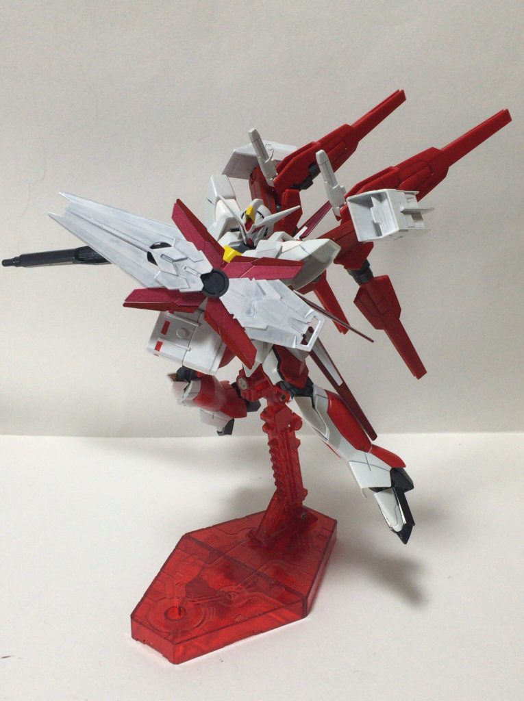 シールド。ユニコーンシリーズの武装を採用。サイコフレームによってGNフィンファングとGNソードファンネルが最大限に活かす事が可能となった。