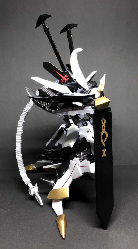 可動箇所を増やし、装甲のタイミングを調整したことで立膝ポーズも決まります!