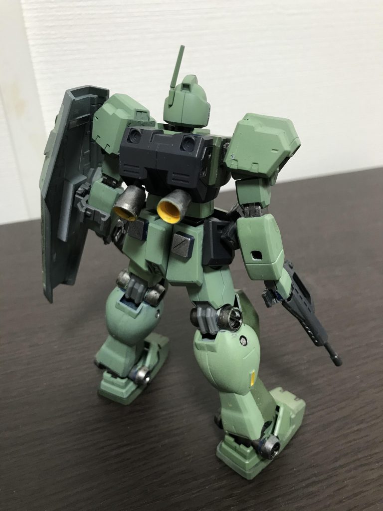 後ろ。バーニア裏塗るだけで印象が全然違うんですね。色々学習出来た有意義なキットでした。