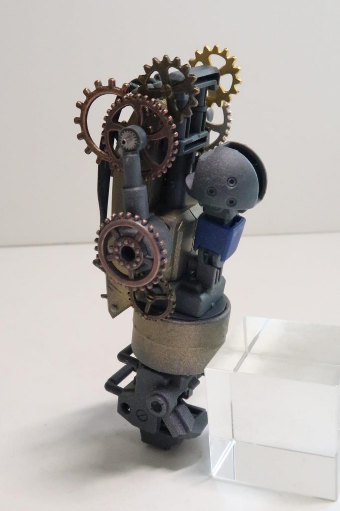 右腕オンリーでご覧いただきありがとうございました。作品の完成スピードをとにかくあげたいので色々手抜きの方法を試してるんですが、その流れの1作品です。メインの目的は合わせ目を消すのをサボる方法とガンダムマーカーエアブラシの実験でした。合わせ目はともかくガンダムマーカーエアブラシはすぐインク切れを起こして個人的にはスプレーか普通のエアブラシでいいかな…という感想でした。ただ、小さい面積などには有効だと思うので引き続き模索していきたいですね。