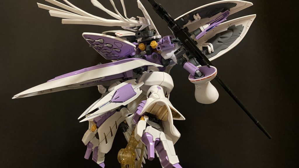 バックショットわかりにくいが、リアスカートアーマー内、両肩バインダー内に、計3基のGNドライブを搭載。