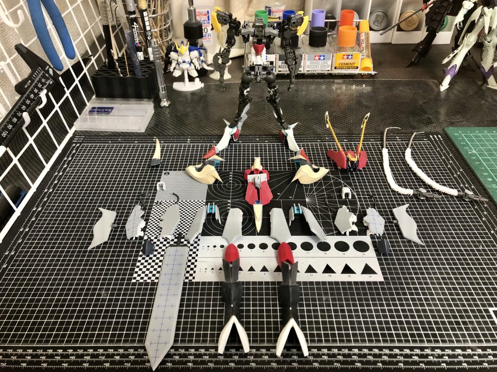 サフ前に工作したパーツ状態で!内部フレームはほとんどミキシングですが、外装はほとんどスクラッチする形になりました笑