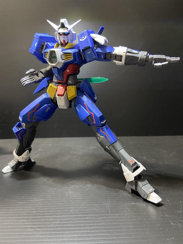 初登場シーンを再現。スマートなシルエットがカッコいい機体です。