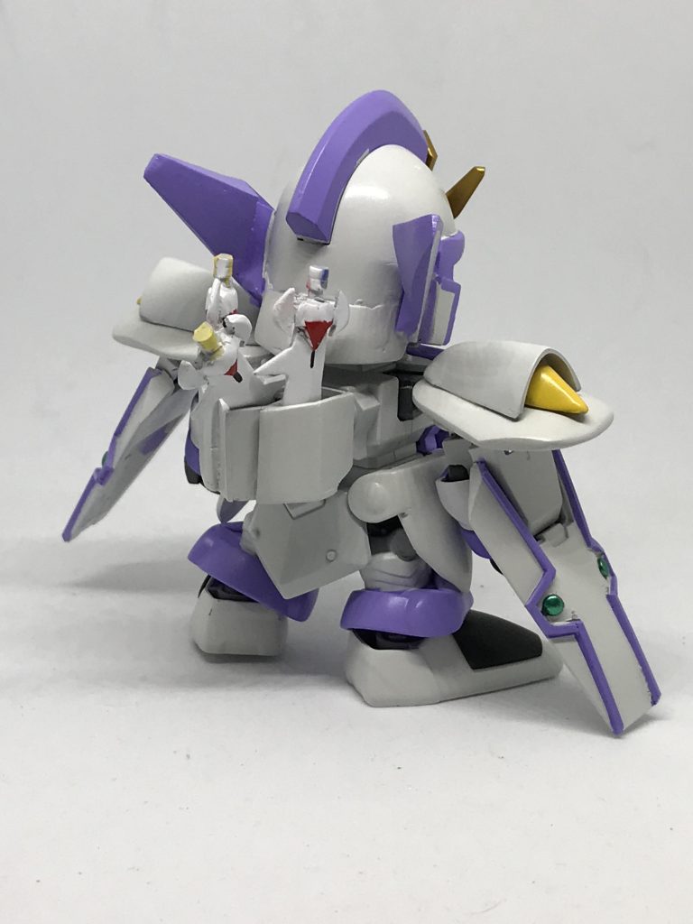 バックパックはハイストリーマ版νガンダムを参考にファンネルコンテナっぽいものをプラ板で作りました