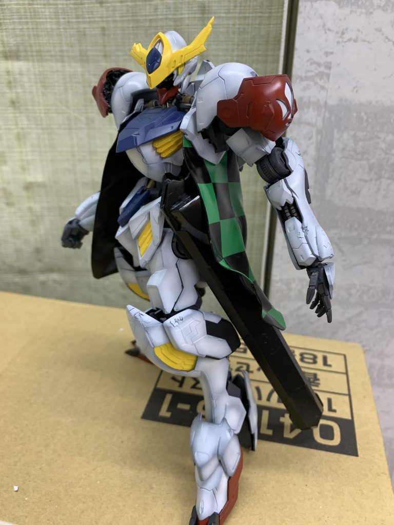 配線を目立たなくするためルプスのメイスを鞘代わりにし配線を通すようにしました。少々ダメージを入れて塗装は黒立ち上げです。 