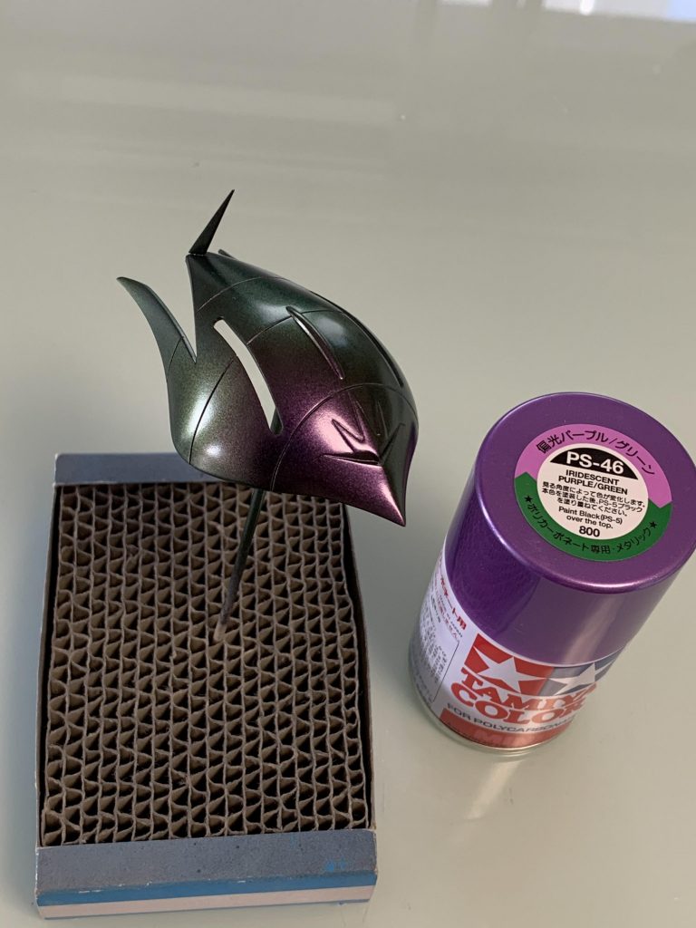 で、肝心の偏光色ですが、タミヤのポリカーボネート用メタリックカラー偏光パープル/グリーンを使いました。プラモへの使用はメーカー非推奨ですが、下地をしっかりしていれば剥がれる事はあまり無いようです。(ちなみにPEやPPにポリカーボネート用塗料を吹くと簡単に剥がれます)発色はとても良い製品なので、もっと色のバリエーションがあると嬉しいですね。