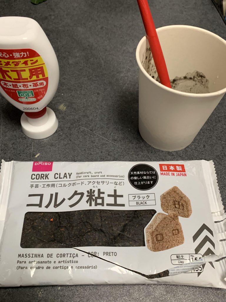 今回な台座に使ったのはほぼ100均で購入したものです