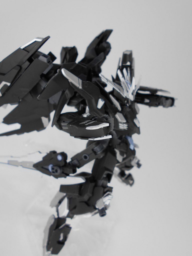 腕部クロー改・「レプガト」。マルコシアスのクローにビームを纏わせて使用することで威力を上げることが可能です。「レプガト」はギリシャ語で「薄月」のアナグラムです。