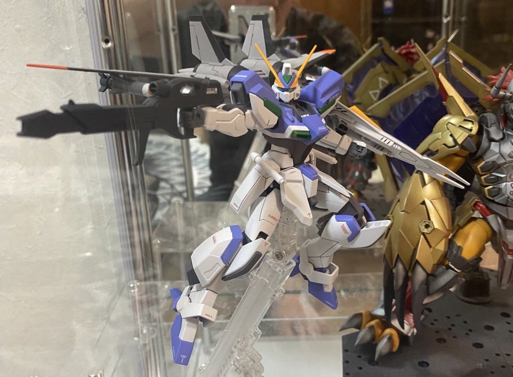 ショーケースに入れてパシャリ。量産機とは思えないくらいの美しいフォルムです。