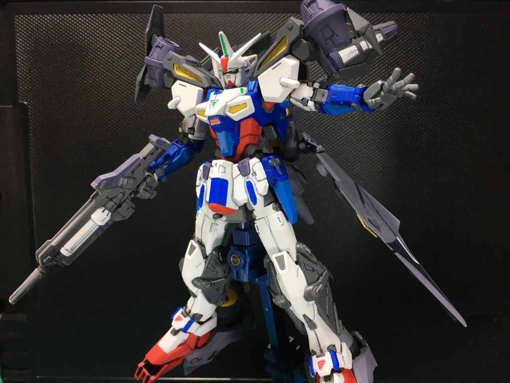 プラモデルオリジナルギミックとして導入された合体形態。最終決戦形態みたいですね。 高機動ユニットの赤いパーツは足につくときに裏が丸見えで、肉抜きが目立つのでスカート裏と同様に黒く塗りつぶしています。こういった肉抜きなどが目立つところは黒く塗りつぶす方が楽な場合もあります。ディテール彫らなくて済みますし。