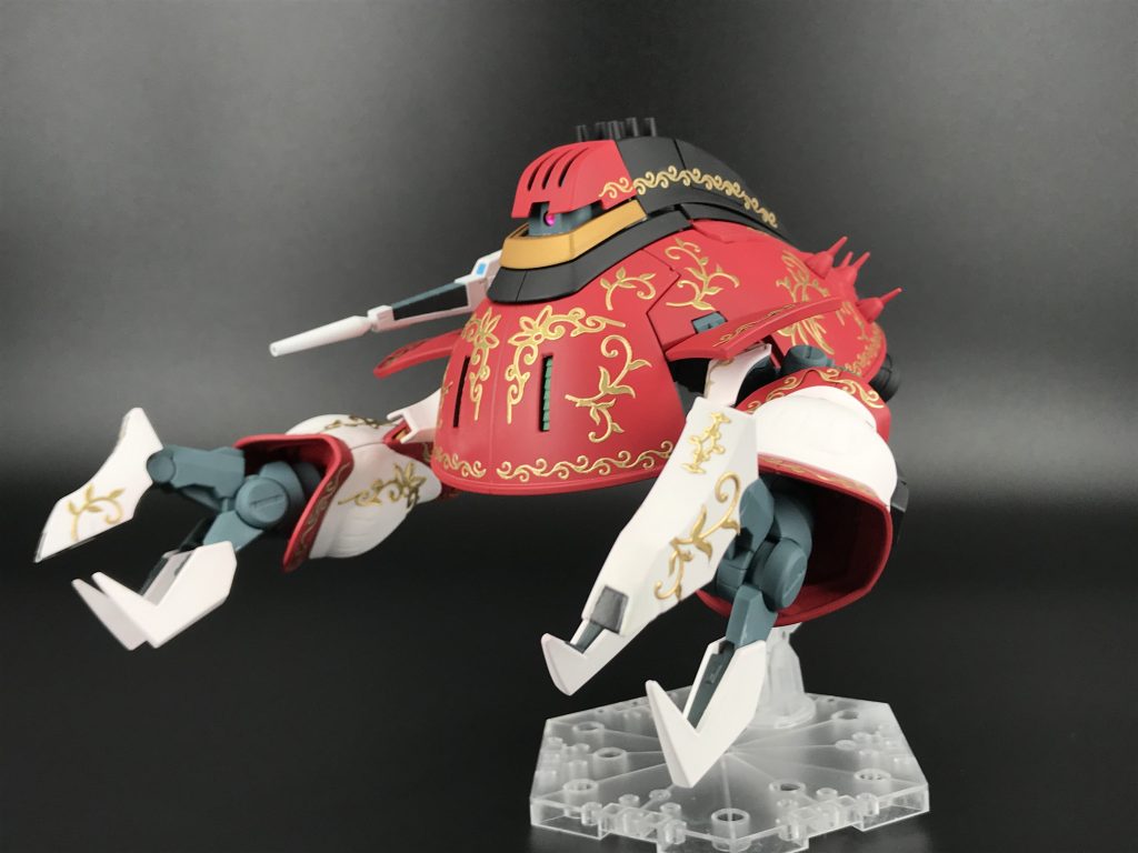 実は変形はちゃんと出来るはずだったのですが背中に色々取り付けた結果リアルで変形させるのが難しくなってしまったので胴体を外して変形させてますご了承くださいm(_ _)m