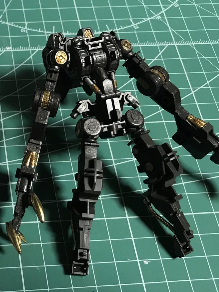 フレームは焼鉄色で筆塗りです