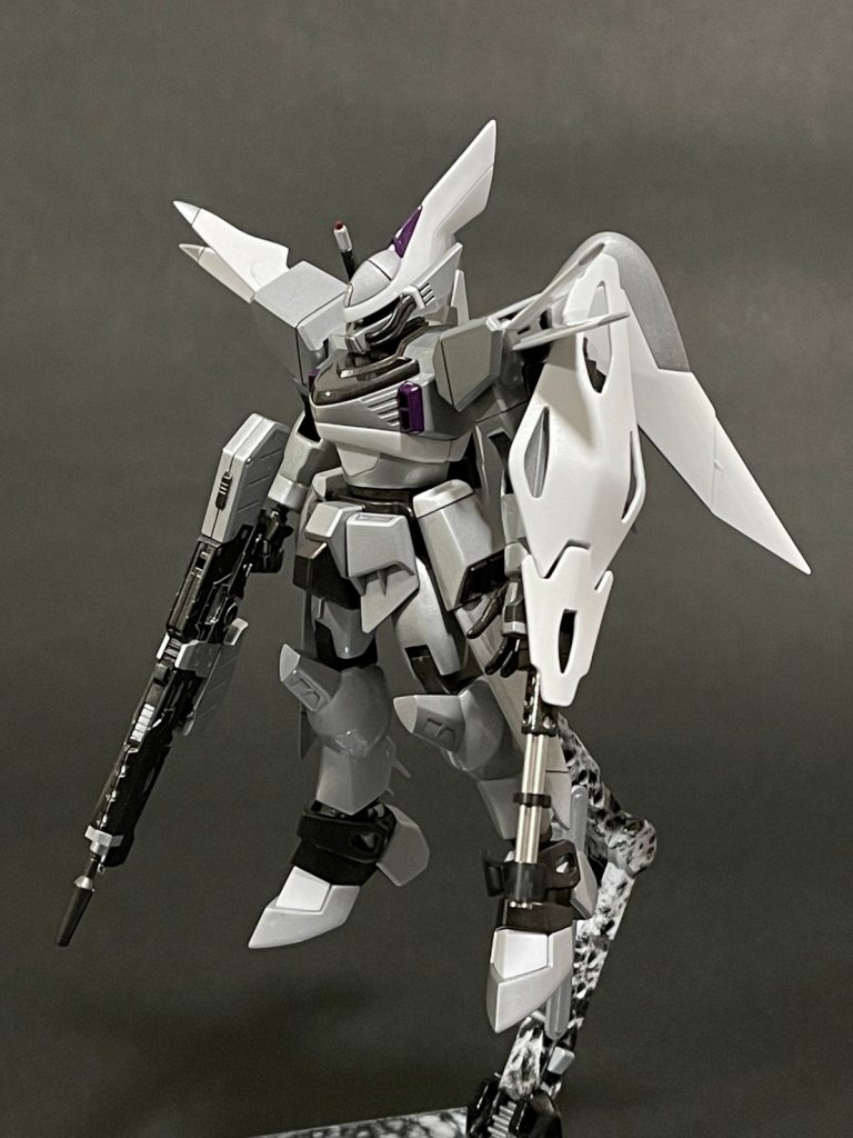 御覧の通り本体には大幅な改修をしておらず、プロポーションは足首を2ミリ延ばして胴体のジョイントパーツ分の胴長を解消した程度です。デティールアップとしては頭頂部のパーツと胴体の白いコックピット部分を切断して別パーツ化、さらに顔面のチューブを切断して電線を塗装したものに交換しています。あとはモノアイをハイキューパーツさんのオーロラドーム？の2mmに変更。そして、全身のモールドやディテールを削ったり埋めたりして情報量を減らしました。これは私の妙な拘りによるもので特に意味はない(ry
