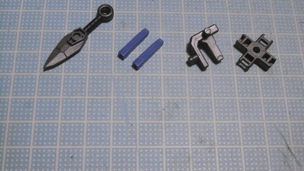 クナイの先端を小さく山型に切り、尖らせています。更に武器を3つ追加し、属性も4つ付与しました。クナイの隣は「HGBF 百万式」のグリップで、右2つは「HG カスタマイズキャンペーン2015SummerF シールド&トライジョイント」のトライジョイントです。商品名長過ぎですねコレ。