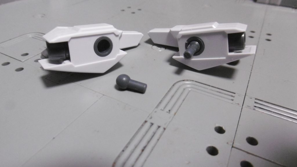 「HG Gエグゼス」バーニアのPC部分に「HGBC ボールデンアームアームズ」の中型BJが一致したので、3mm軸に変換しバックパックの両側に接続(ボツ案その2)しています。外側には「HGBC Ez-ARMS」のバーニアを付属ジョイントで追加。