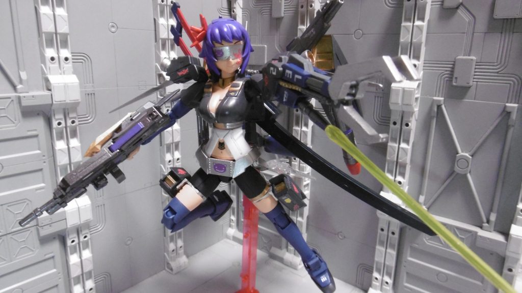 ビーム・サーベルは計3本。義手化により左肩にマウントしているビームサーベルグリップが干渉するため、通常版のグリップ(右肩側はアクシズエンジェル専用グリップ)の先端を短く切っています。最大2本までしか使えませんが、残り1本は投げつければ良いだけです。