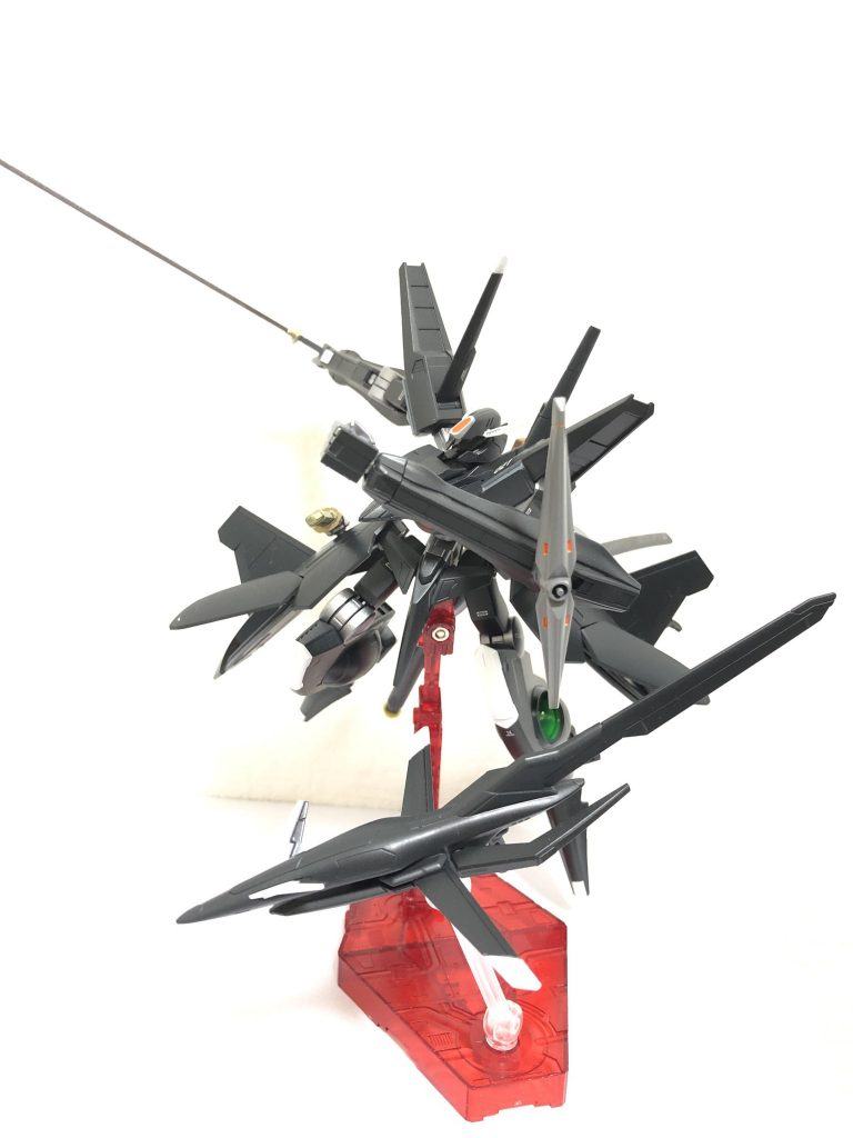 ・GNディフェンスロッドかつてユニオンフラッグなどに搭載されていたものと同様の防御兵装。GNフィールドを展開する機能が追加された。必要十分の防御力を備えながらも、軽量であるため格闘戦の妨げとならない。・無人偵察機脱出用コアファイターのレーダー機能を強化し、無人偵察機へと改修している。巨大な尾翼にはレーダーアレイとしての機能が盛り込まれており、原型機とは異なり接続したまま飛行する。また本体と合体しての運用は考慮されておらず、戦闘開始まではマニピュレーターで携行される(グリップが追加されている)。武装は搭載していない。戦闘開始直後に安全な位置から射出され、囮となりながら索敵を行う。敵の位置を特定し次第、本体が敵機の背後へ量子テレポートを敢行、格闘攻撃を叩き込む戦法が想定されている。