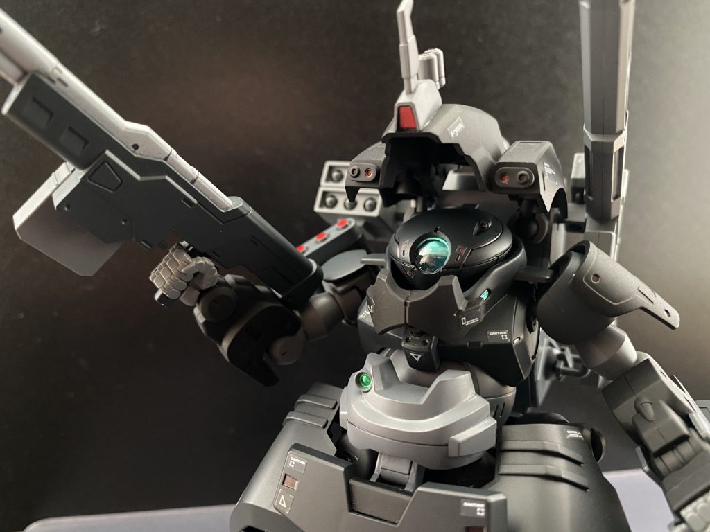 頭部を保護するアーマーを上げて、センサーユニットも兼ねている。ブレードアンテナの後ろにスモーク、両脇にバルカン。ヘビーマシンガン右手に装備されたマシンガン。装弾数は90mmを200発。