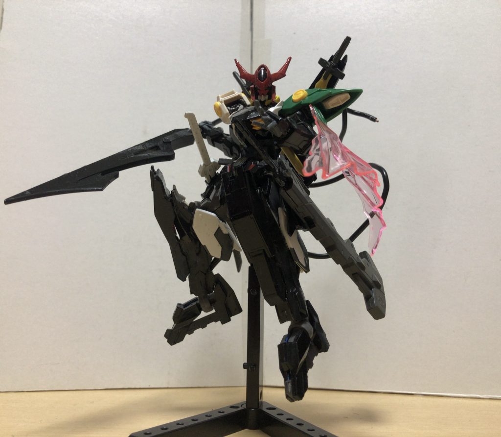 ガンダムコラスィに装着剣で戦うコラスィですが、この形態では専用の槍で戦います。