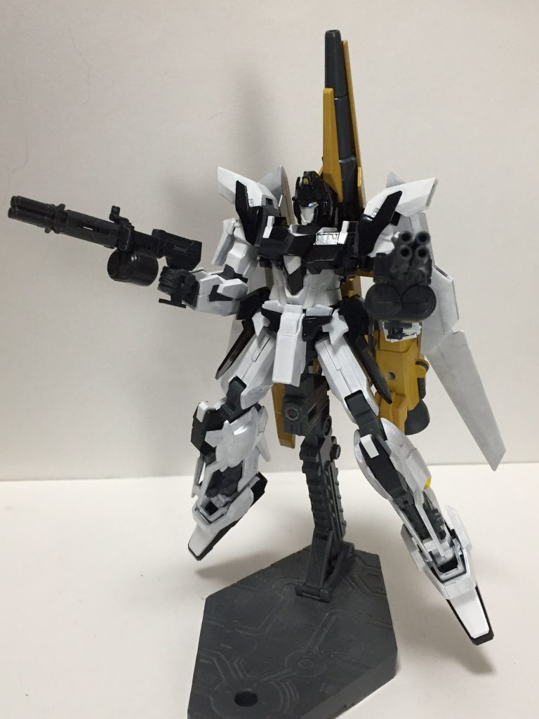 連射に優れた“ビームガトリングガン”。弾幕を張る事が可能でミサイルの迎撃に使えるが、基本は頭部バルカンでなんとかできる為この武装はビームライフルの代わりか弾幕用に使用される。