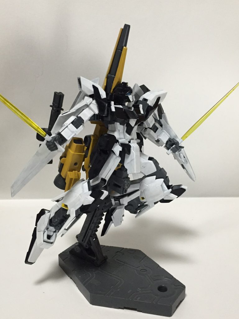 “ビームサーベル”。格闘用武装だが遠距離の本機では存在が薄いが使えない事はない。色はライフル同様黄色。