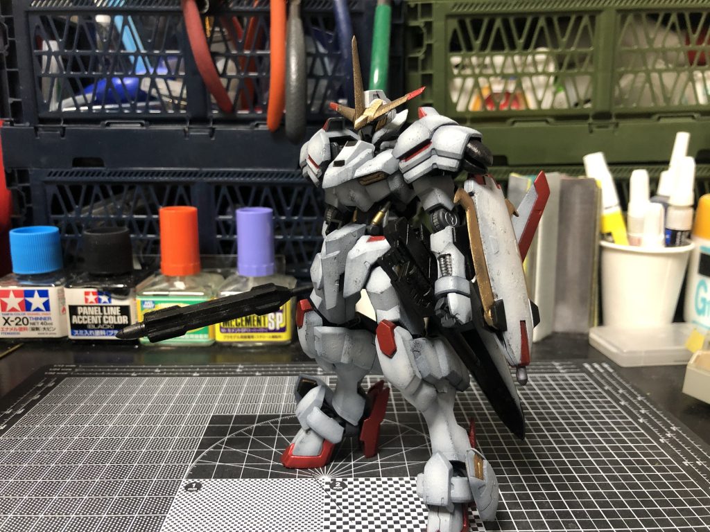 本体。以前ザク作った時にやり過ぎたかなーと思い、汚さないように汚すということを心がけて。水性赤鉄でちょっとだけスポンジチッピング、黒立ち上げでグラデーションの甘いところにパステルでドライブラン入れました。簡単にかっこよくをテーマにして制作しましたので肉抜き埋めと肩の合わせ目消しただけにしときました。可動域は良いのでスタイル変更とか無理にしなくていいかなと。