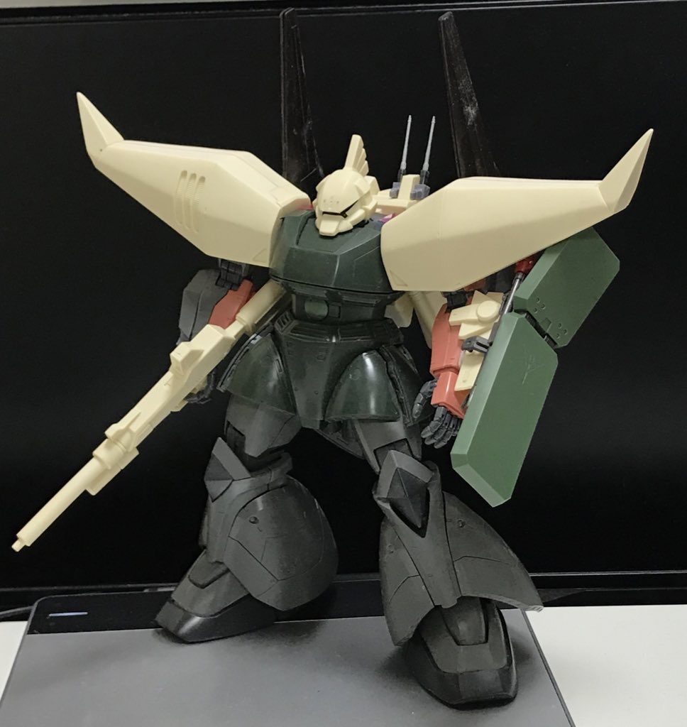 塗装前画像ガレージキットの合わせ目を消したり塗装がベリベリ剥がれちゃったり、そもそも最初に塗った配色が気に入らなくてかなり塗り直したりと難産なキットでしたが完成させた今は満足感でいっぱいです^_^