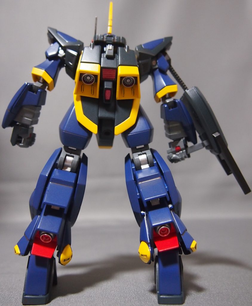 ビーム・ライフル（ケーブル有り）装備の背面図。