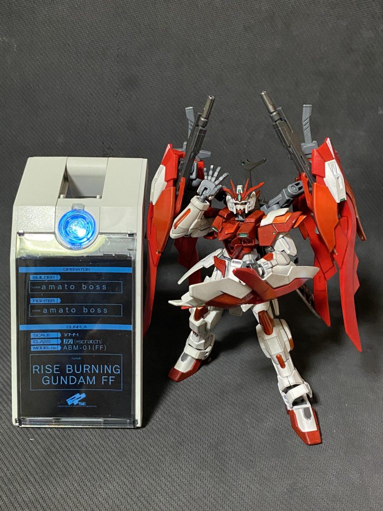 最後に今回新しく製作したGPベースと1枚、こちらの準備もまあまあ苦労しましたがより「俺だけのガンダム」感が出ていいですね。塗装について、赤い装甲部はMr.カラースプレーを使いメタリック塗装、クリアパーツや最大出力モードのハンドパーツにはキャンディ塗装で質感を変えてみました。初めてだらけで荒削りな塗装ですが楽しさと達成感はなかなかですね!まだまだライズバーニングと一緒にビルダーとして成長していけたらと思います。長文駄文ですがご覧いただきありがとうございました!