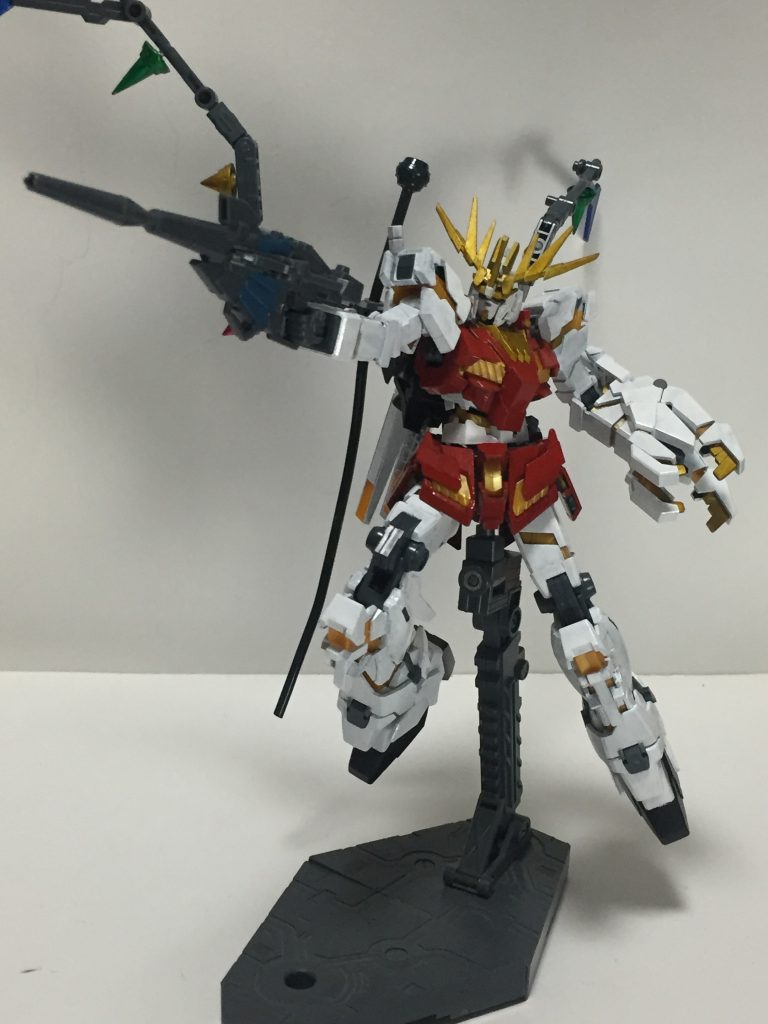 メインの”ビームマグナム”。原作同様通常のビームライフルの数倍の威力。MAクラスの機体でも一撃で撃破する。その分弾数は5発と少ないがマガジンを一つ装備しているため合計10発も打つことが可能。