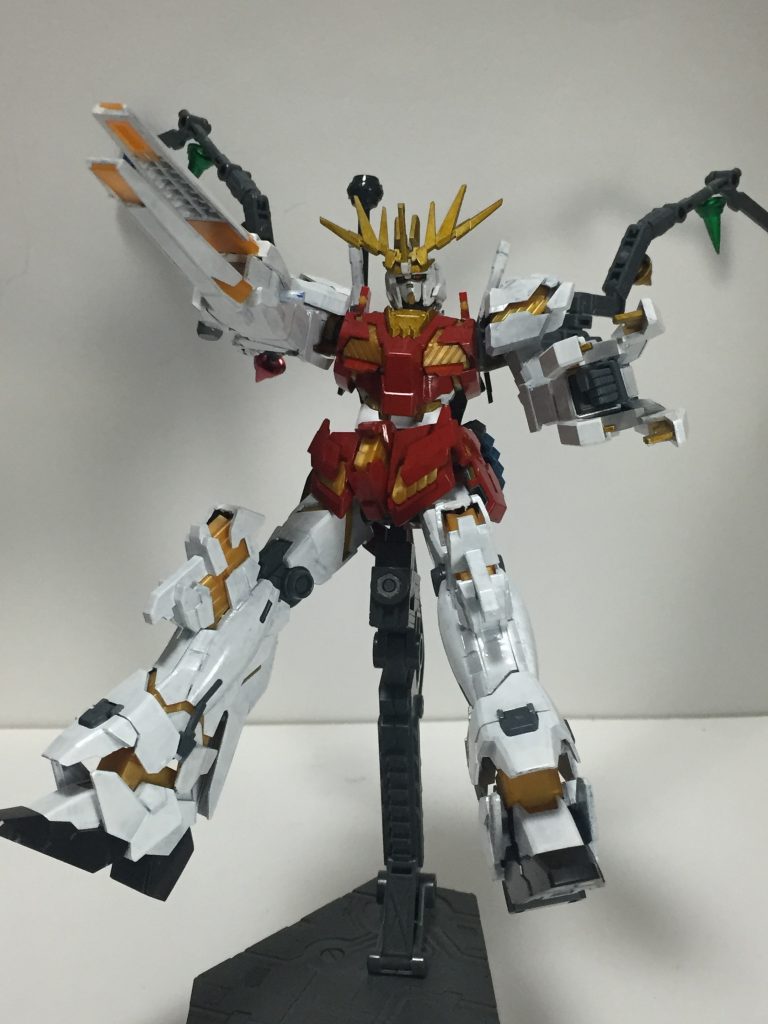 ”アームド・アーマーBS”。本来なら右腕に装備されていたこの武装をサイコミュ兵器「フィン・ファンネル」に改造。サイコフレームであることを利用し遠隔操作武器に変更し、戦闘の幅を広げた。また、右手と合体することも可能で原型と同様の戦い方もできるがあまり合体しない。