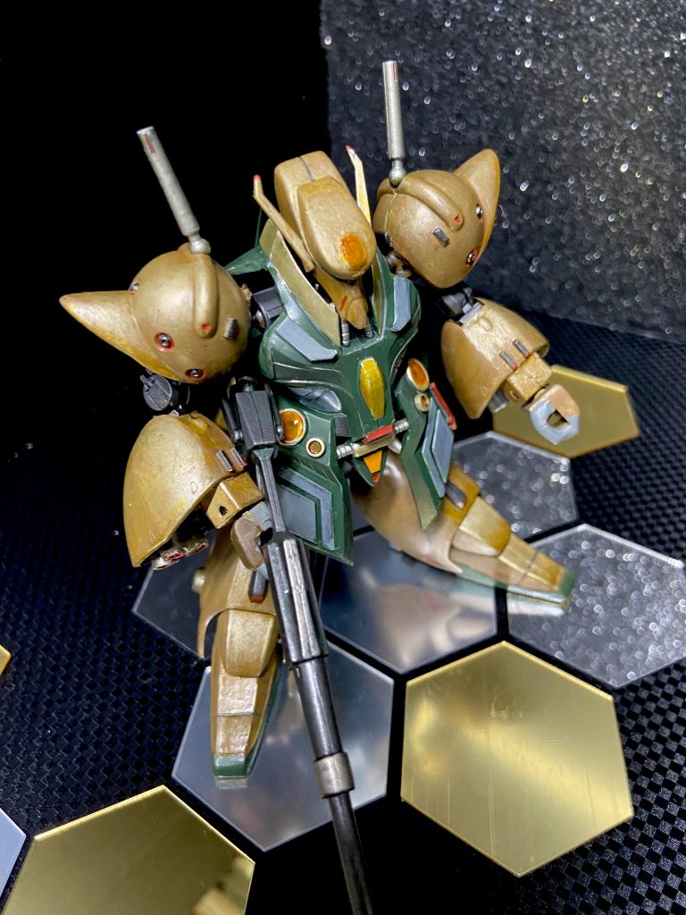 というわけでSDガブスレイでした!慣れない筆塗りで最初はムラなく塗る努力を行いましたが、途中から、ムラなく塗るならスプレーでよくないか?となり塗り重ねて遊ぶ方向にシフトしました!なかなか気に入っております!ご評価コメントいただけたら幸いです。よろしくお願いします。