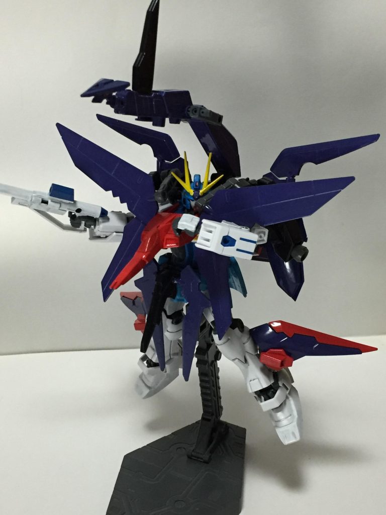 シールドの”ナックルガード”。唯一の防御機能で腕の小回りが効くように小型である。またビームマシンガンも内蔵しておりミサイルの迎撃等に役立つ。