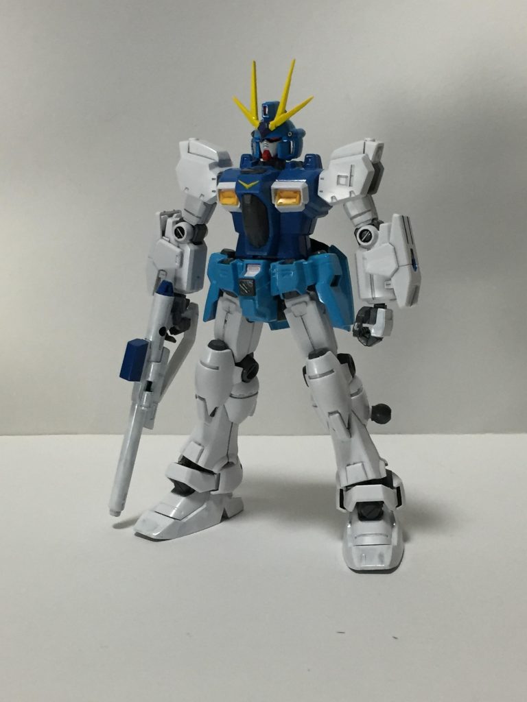 これといった魔改造はしてませんが、後に紹介するアンブレラブースターと接続するための改良をしてあります。胸部上側、腰部のフロントに3mmの穴を開け、そこから装着できるようにしてますが、未装備だと格好悪くなると思い、ダクトパーツで隠すようにパーツを作成。