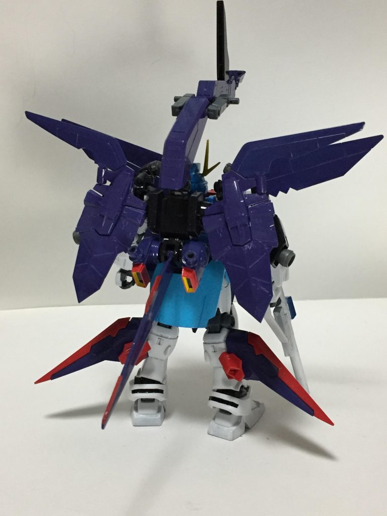 異質な感じのバックパック。こちらは小傘が常に持ち歩いている「傘」を基に作り上げ、本機と合体することで『機動力の向上』『武装のバリエーション増加』と機能アップに繋がるという設定に。当初は大型のシールドなどを装備しようかと思いましたが、安直すぎるのでこのような装備にしました。