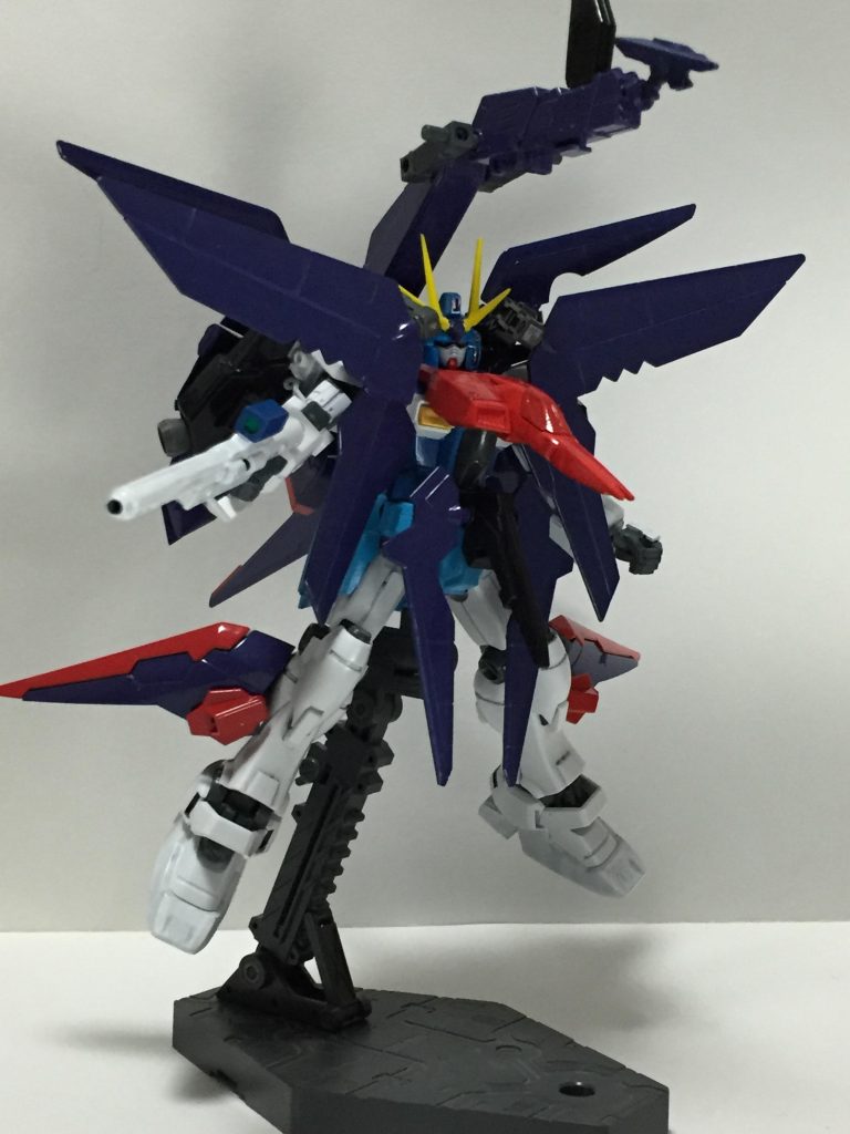 舌の部分はゼフィランサスに付属している「コア・ファイターⅡ」を利用してペーネロペーに近づけました。ゼフィランサスの胸に穴を開け、接続できるように しました。ペーネロペーに近づけるために更に言うと…・リアスカートには盾を使いそれっぽく作り上げる・アンテナをバンシィ(ユニコーンモード)の余った角×2を使用し4つに増やす・「カスタマイズキャンペーン2014 ビームランチャー」とプラ版でビームライフルを再現・カスタマイズキャンペーンに付属する接続パーツ等で首を作るといった感じです。