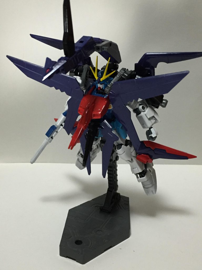 ”スラッシュビーム砲”。アンブレラブースターの頭部から出せる大型のビーム刃を形成し発射可能(いわゆる「ハモニカブレード」)。