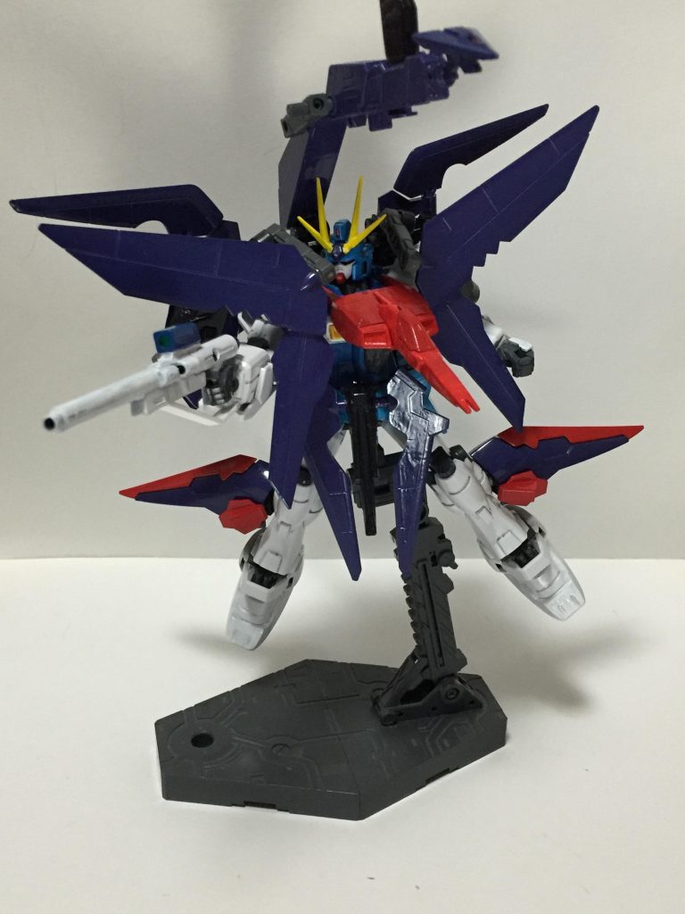 メインの”ビームライフル”。ゼフィランサスの物ではなく完全なオリジナルであるが威力は通常のビームライフルと変わらないが、最大出力でビーム砲も打てる。こちらもペーネロペーのビームライフルを意識して制作。こちらが先程のベタ「「カスタマイズキャンペーン2014 ビームランチャー」とプラ版でビームライフルを再現」です。