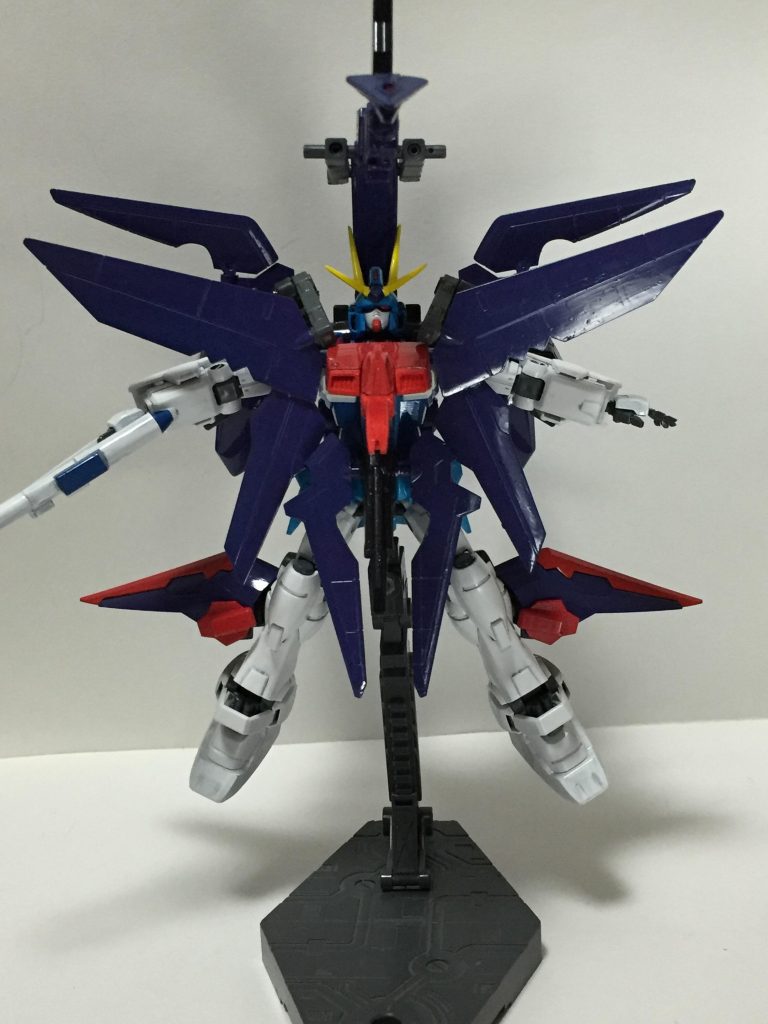 ”ファンネルミサイル”。リアショルダーに内蔵された遠距離武装。通常のファンネルと違い実弾で出来ており本機の主力とも言える武装。