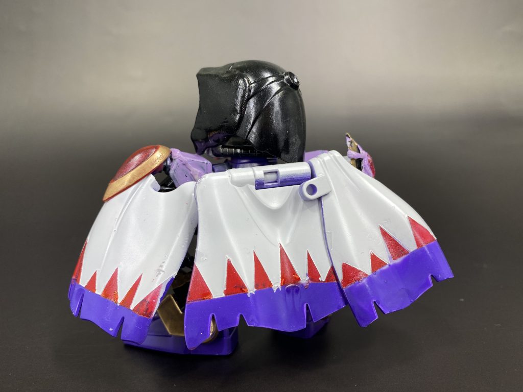 塗装の肝はマント。曲面のマスキングはかなり手こずりました。笑